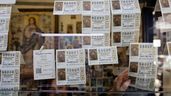 Vitrina de una administración con décimos de la Lotería de Navidad