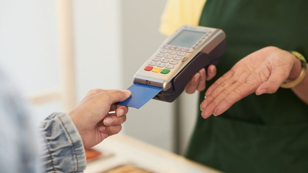 pagando en un datafono con tarjeta de credito