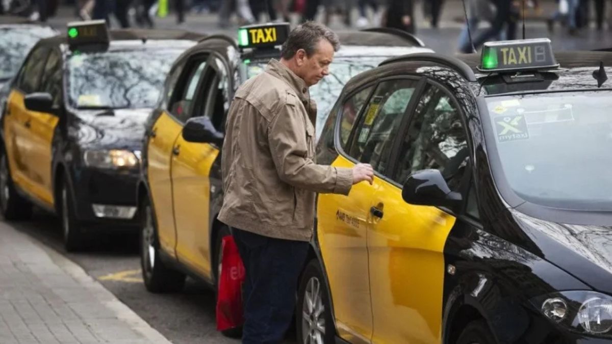 Un hombre subiéndose a un taxi