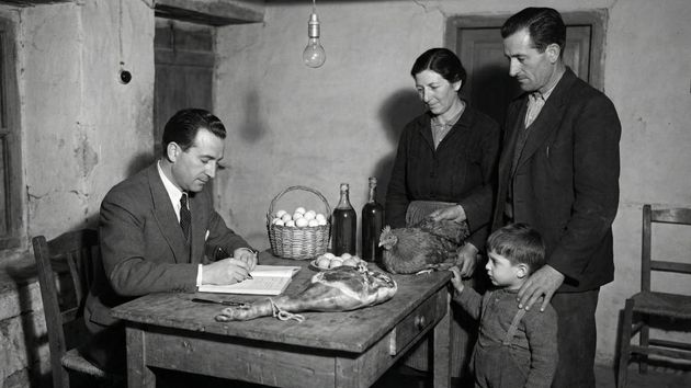 Recreación de una consulta rural recibiendo el pago en especie (La Iguala)