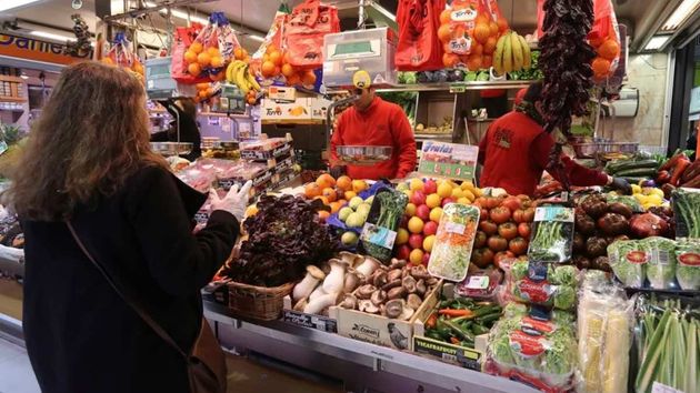 Una mujer comprando en el mercado