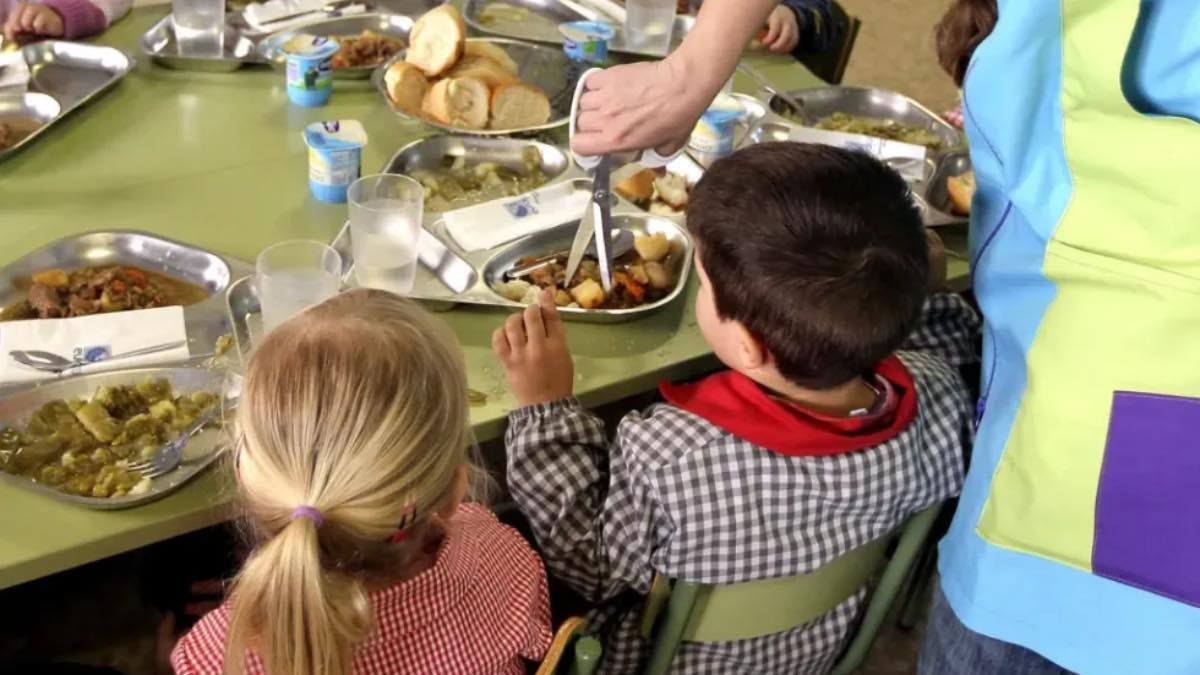 Dos niños en un comedor escolar
