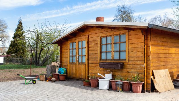Una casa prefabricada de madera en un terreno