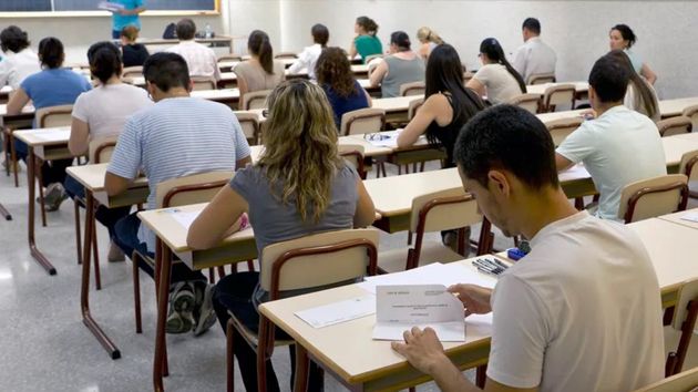 Opositores durante un examen
