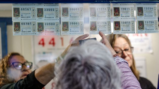 Una persona seleccionando un décimo de la Lotería de Navidad