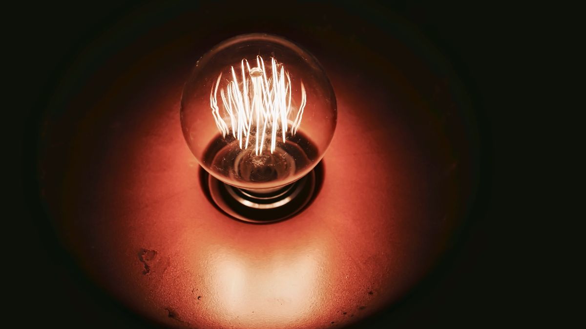 Bombilla de luz encendia