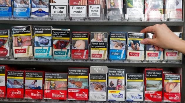 Mostrador de un estanco con cajetas de tabaco