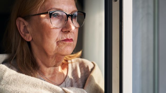 Una mujer mirando por la ventana