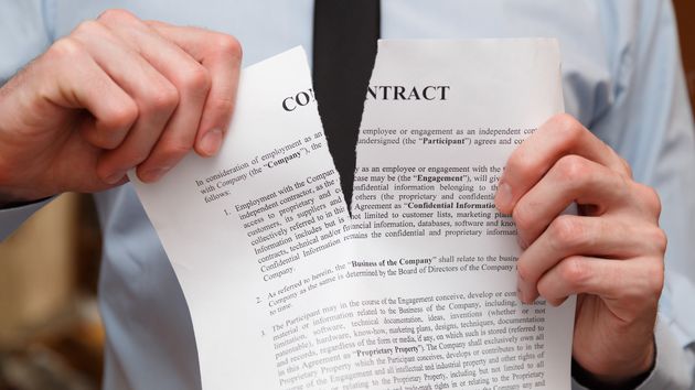 Una persona rompiendo un contrato