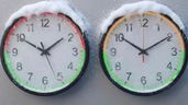 Dos relojes cubiertos de nieve