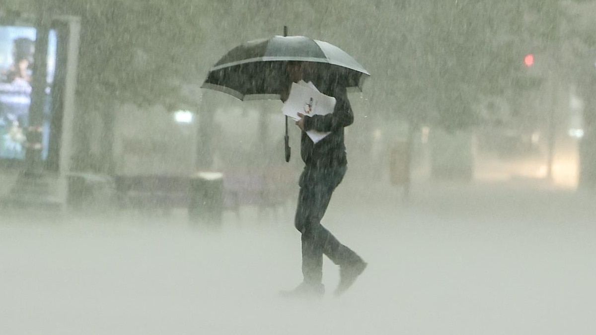 Una persona bajo una lluvia intensa