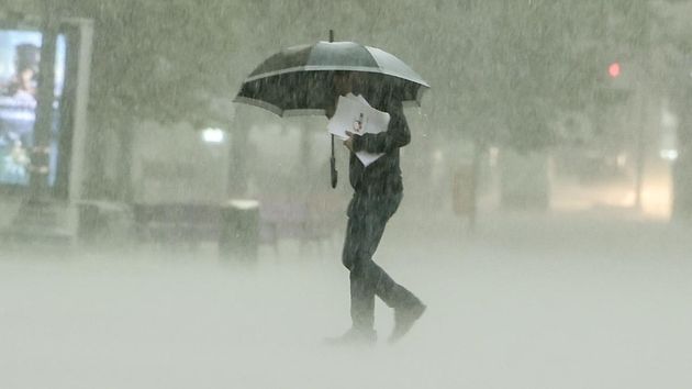 Una persona bajo una lluvia intensa