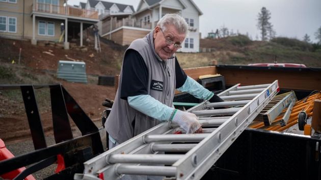 Jim Franck, de 81 años, todavía trabaja en la construcción: "Para mí es como un arte, y un artista sigue pintando hasta que se muere"