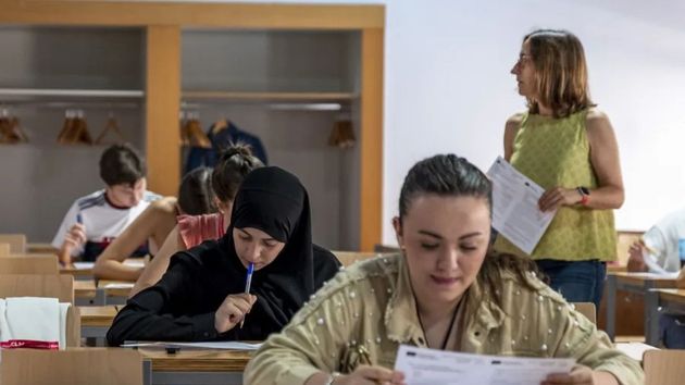 Una profesora con varios alumnos en clase
