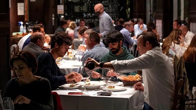 personas cenando restaurante