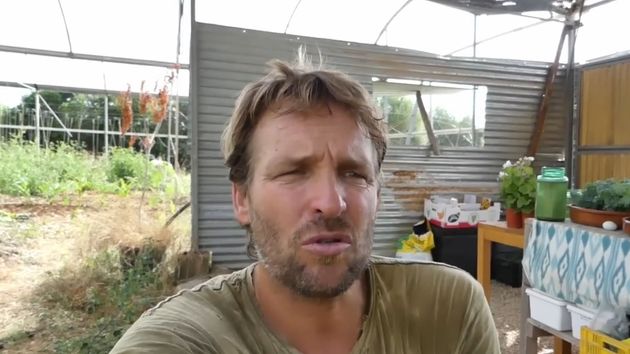 el agricultor durante uno de sus videos