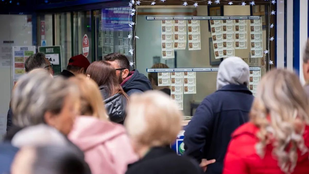Un grupo de personas haciendo cola en una administración de lotería