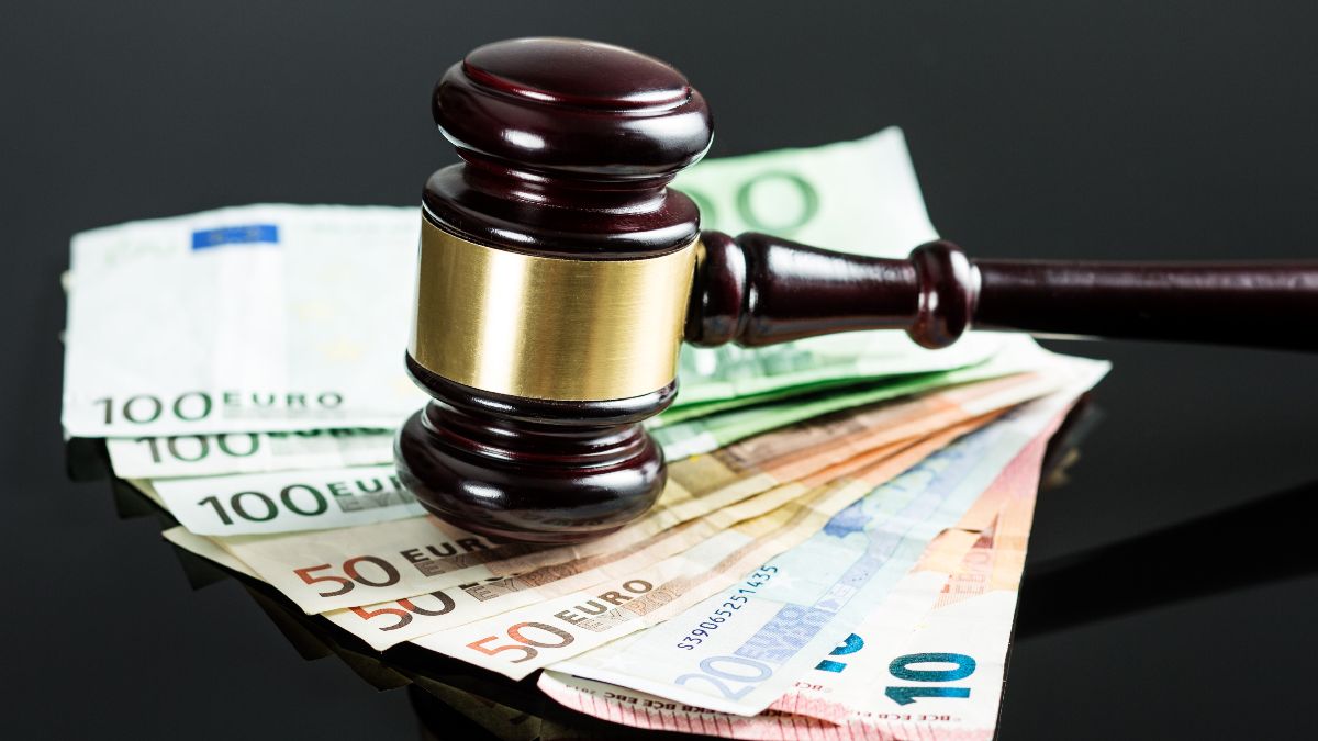 Mazo de juez con billetes de euro