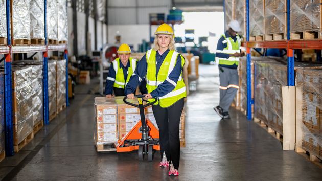 Varios empleados del sector logístico 