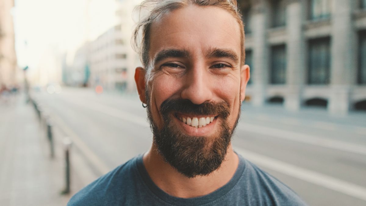 Un joven sonriendo mirando a la cámara