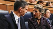 El presidente del Gobierno, Pedro Sánchez con la vicepresidenta segunda y ministra de Trabajo, Yolanda Díaz