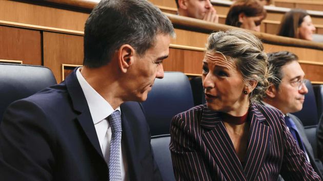 El presidente del Gobierno, Pedro Sánchez con la vicepresidenta segunda y ministra de Trabajo, Yolanda Díaz