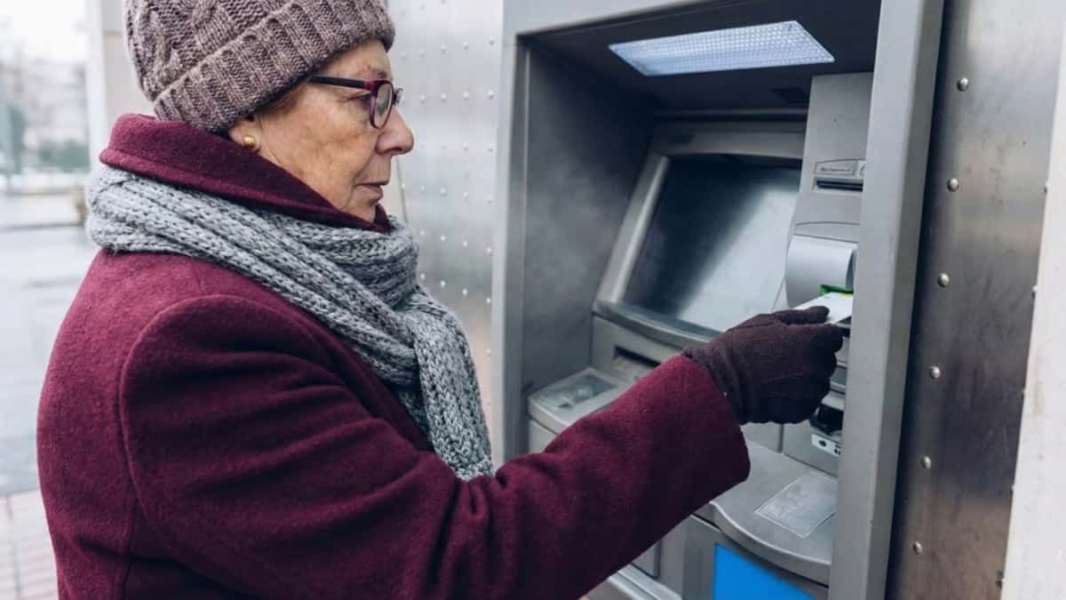 Pensionista saca dinero de su pensión de un cajero