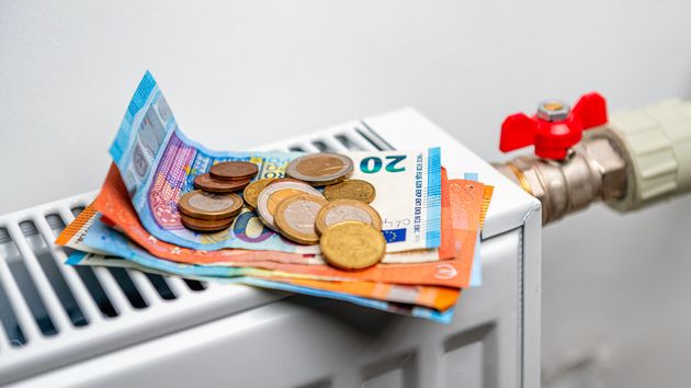 Un radiador con billetes y monedas de euro