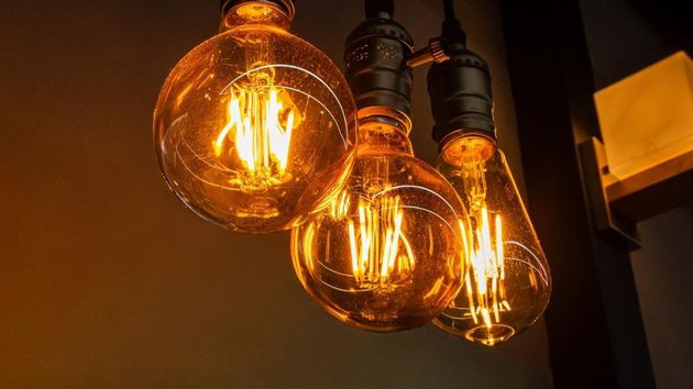 unas bombillas encendidas en una habitación