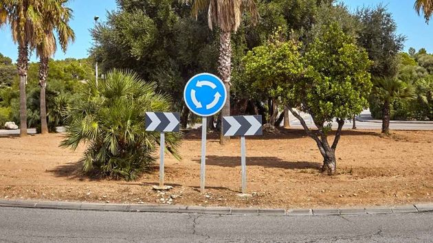 una rotonda señalizada