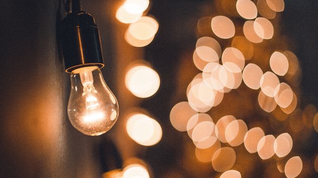 unas bombillas encendidas en una habitación