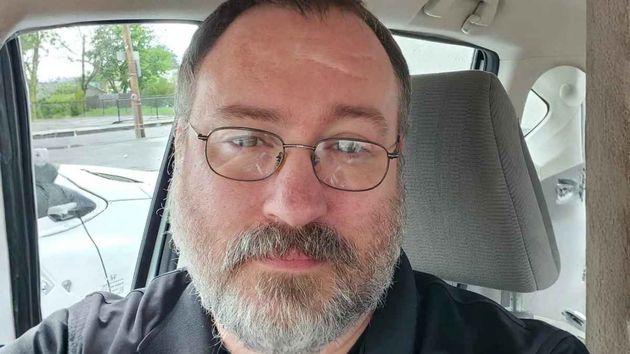 el millennial en su coche