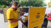 Un trabajador de Correos