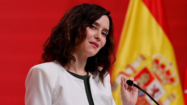 Isabel Díaz Ayuso con un micro en un atril