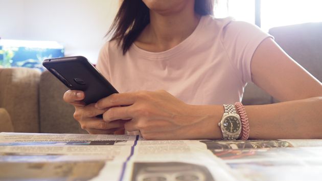 Una mujer consultando el móvil