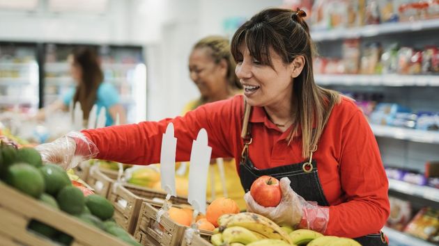 Una trabajadora de un supermercado