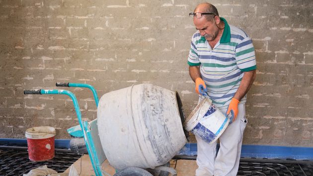 un albañil veterano con la hormigonera