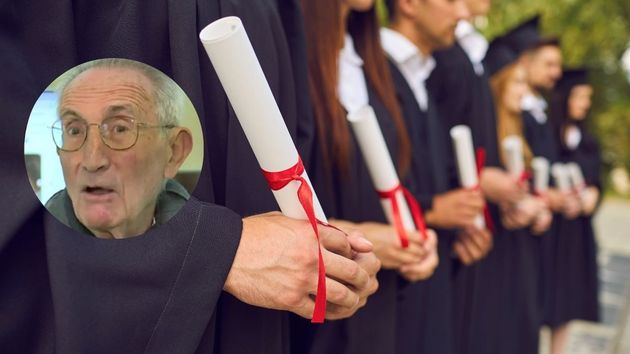 el anciano y unos estudiantes con diploma