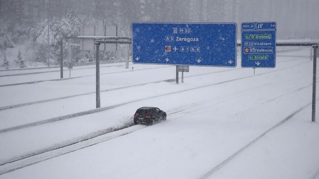 Un coche circula por la M-30 en Madrid