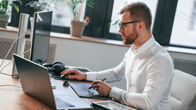 Un informático trabajando