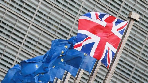 La bandera de Reino Unido junto a banderas de la Unión Europea