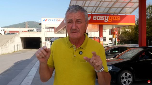 el dueño de la gasolinera easy gas durante el video