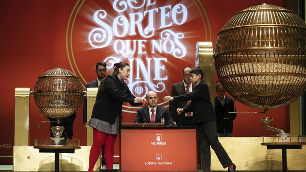 Dos niños de San Ildefonso cantando número en el Sorteo de la Lotería de Navidad