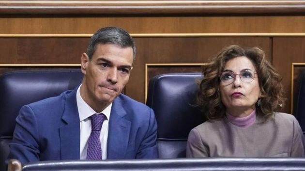 Pedro Sánchez, junto a María Jesús Montero en el Congreso