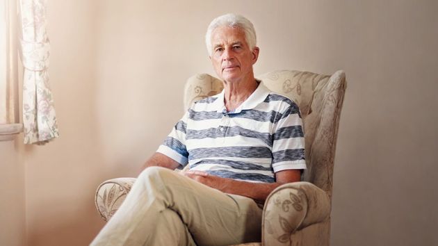 Un hombre sentado en una butaca