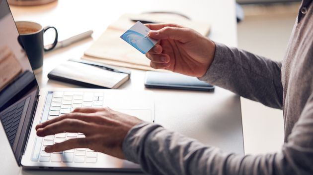 Una persona haciendo una transferencia online