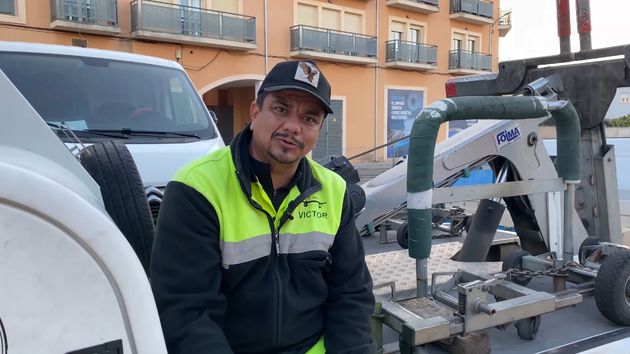 Víctor sentado en su grúa