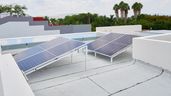 Placas solares en la azotea de un edificio de viviendas