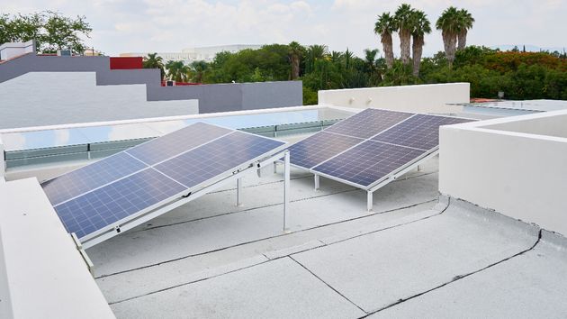 Placas solares en la azotea de un edificio de viviendas