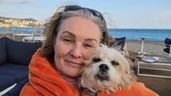 Natalie Lynch junto a su perro
